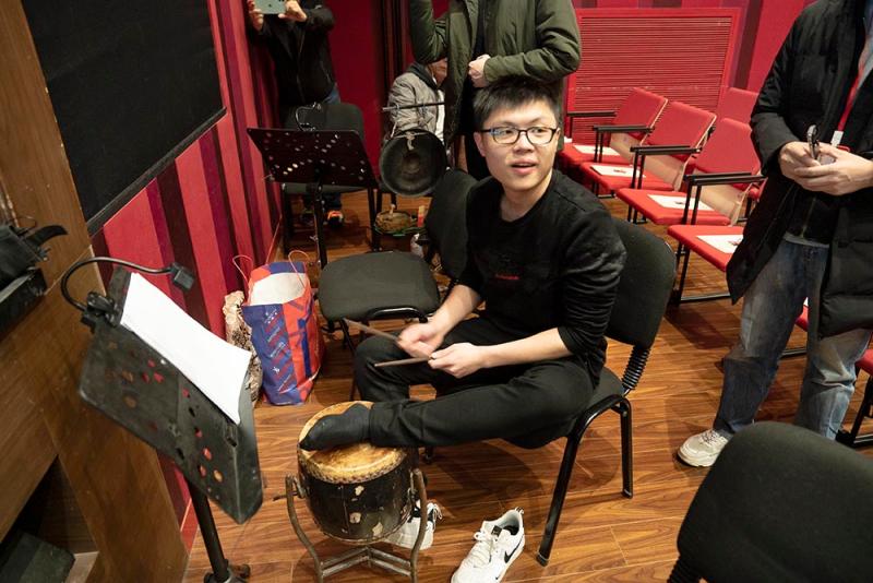 高甲戏压脚鼓青年演员吴捷镔给观众介绍压脚鼓的演奏方式.