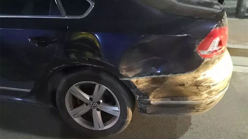 男子撞车不赔钱反赖女司机碰瓷!被8人围堵!警察抓了14人!