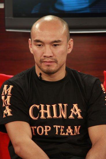 中国ufc第一人张铁泉曾孤身一人远赴日本孤身一人蹲在角落