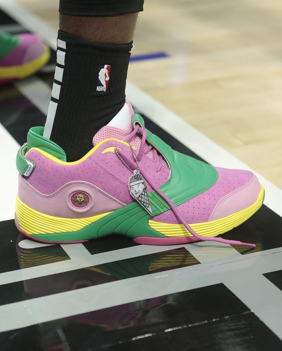 今日常规赛上脚球鞋:卡特上脚耐克shox bb4