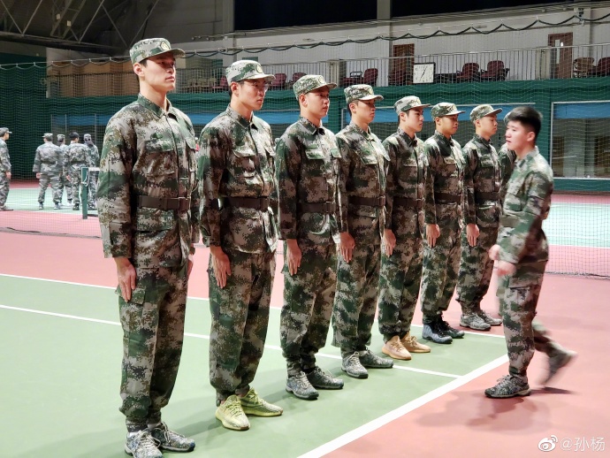 孙杨分享"站军姿"照片,称"我们都是战士"