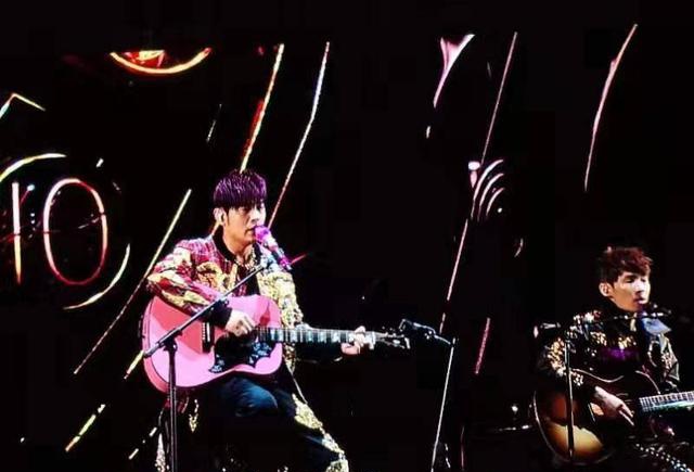 演唱会上也能“近距离”凝望周杰伦？追星族动动手指就能实现啦__凤凰网
