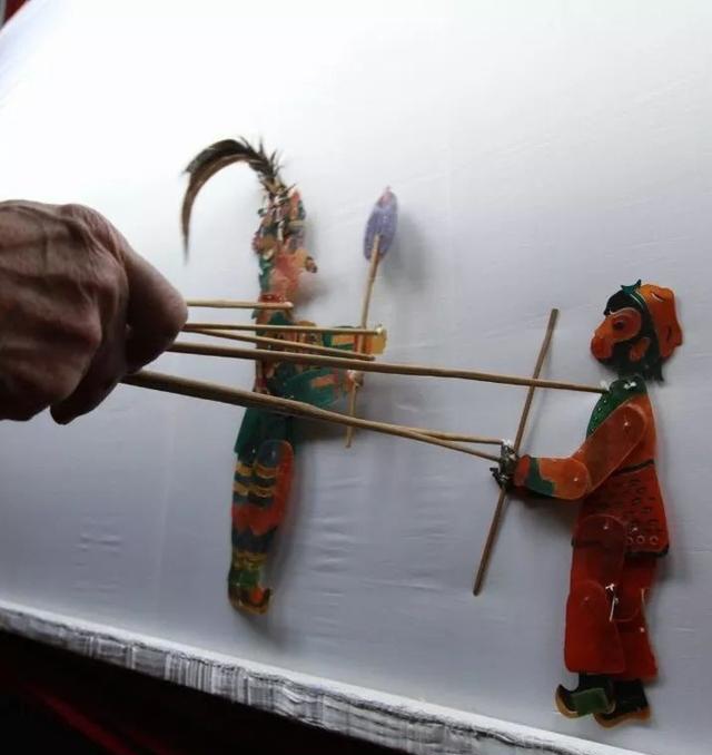 据传明清时期南京夫子庙一带有皮影戏表演,1955年由政府向山东济南