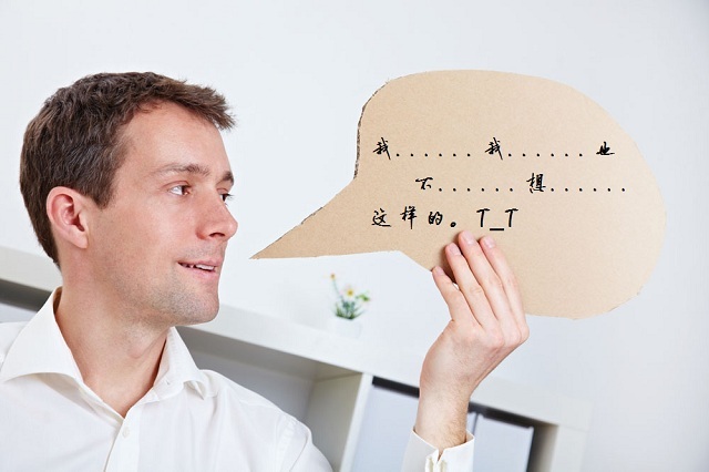 三岁小女孩说话结巴但唱歌正常,有办法矫正吗