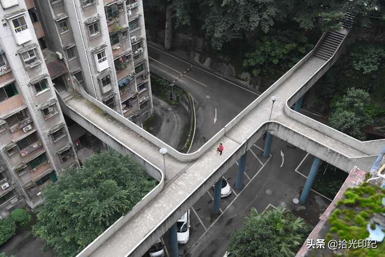 一个老旧小区,几栋居民楼的4楼中间,建起了连接各个单元的空中走廊,家