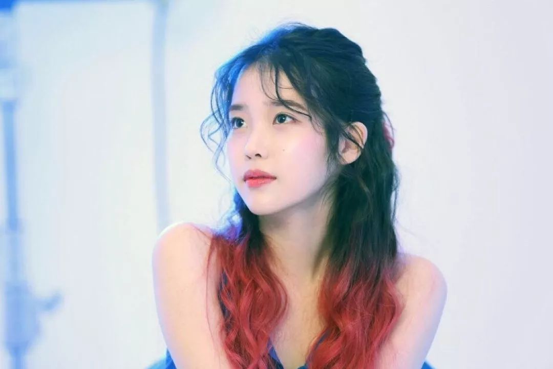 就是结合蛋卷头和木马卷两种卷发手法而打造的发型,课代表iu小姐姐