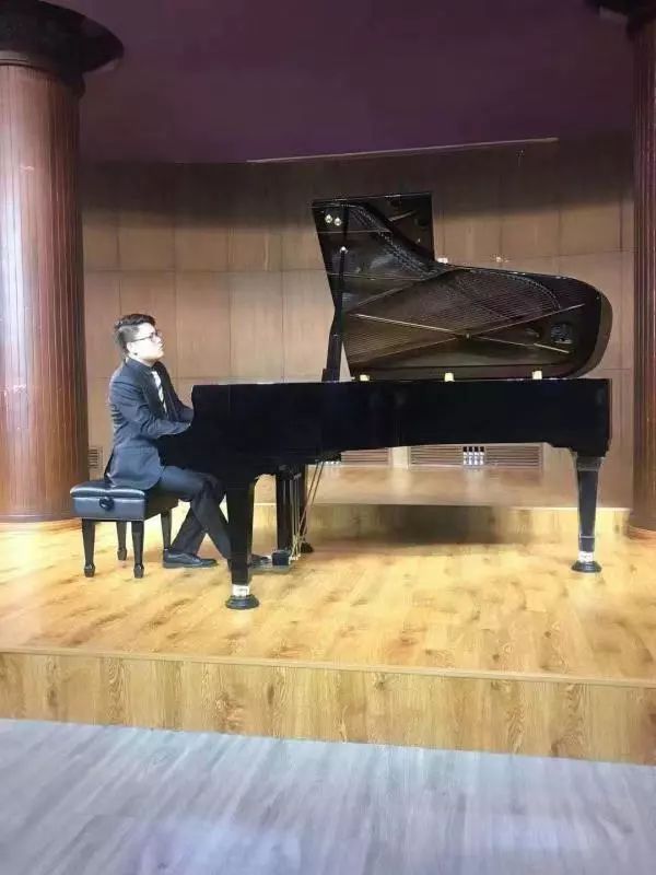 金宇,旅美青年钢琴家,美国波士顿大学音乐学院钢琴演奏博士,乐队指挥