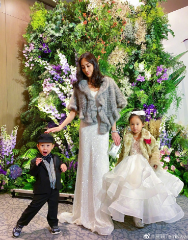关颖罕晒全家福,四年生三胎身材仍纤细,一家五口十分养眼