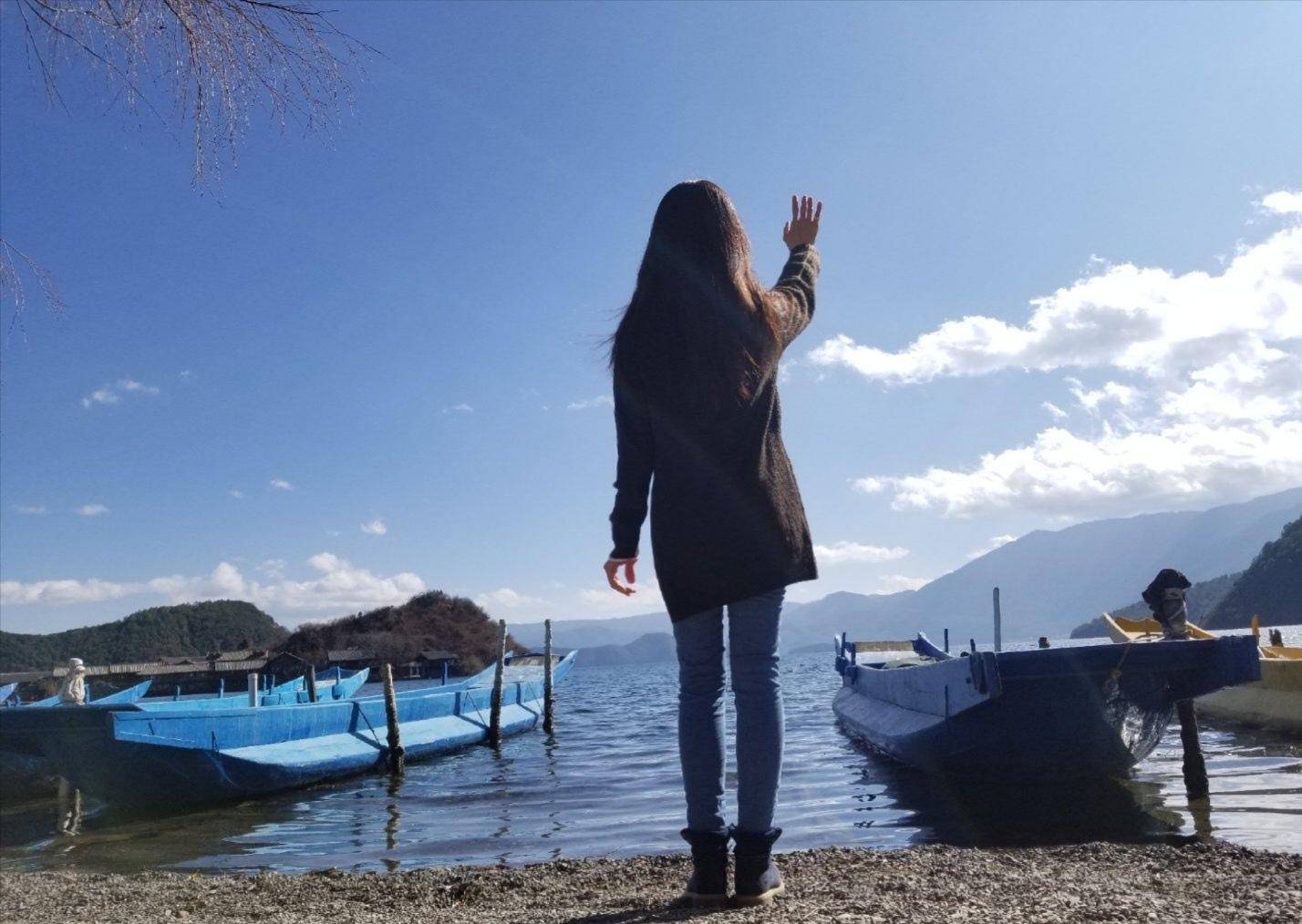 天后孟庭苇近日在个人社交平台po出自己的生活动态,图中迷人背影和少