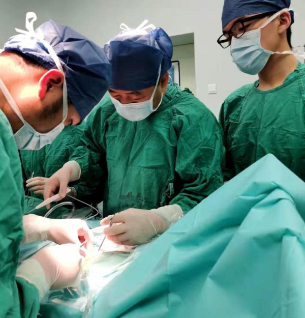 1岁宝宝肚子大的像个球医生15小时手术取出直径10厘米肿瘤