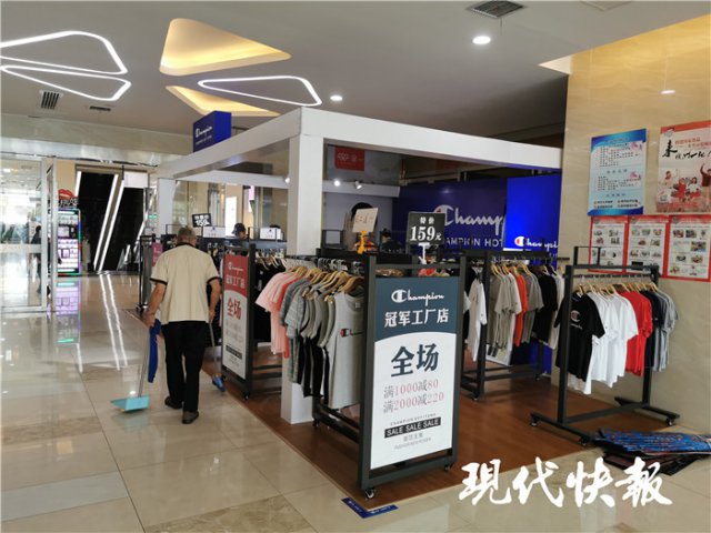 商场特卖会名牌服饰你买过吗?警方刚查获15万件假货