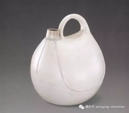 23,白釉盘口穿带瓶.1992年赤峰市阿鲁科尔沁旗辽代耶律羽之墓出土.