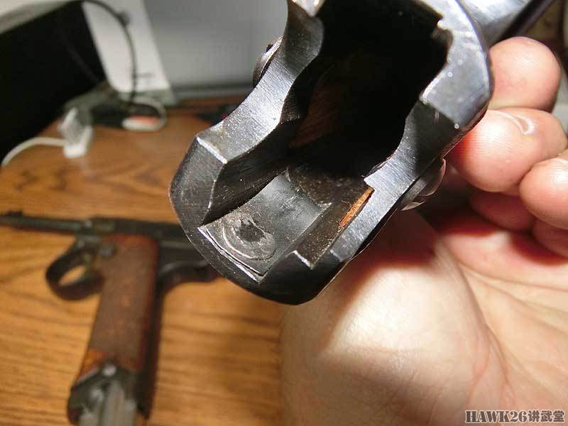 握把内部的照片,可以看到轻微磨损的弹簧板,握把底部前方的铆钉就是