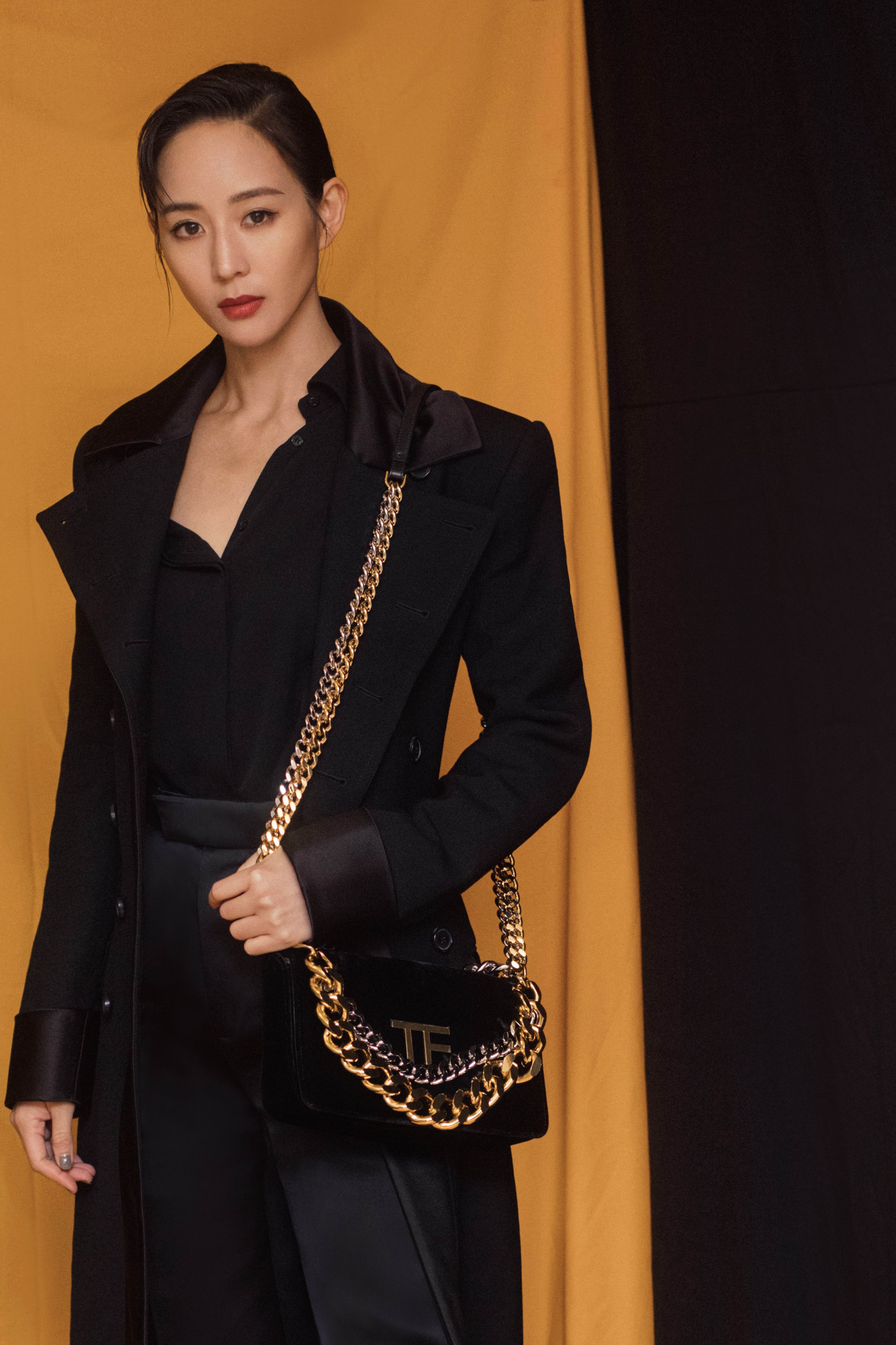 张钧甯受邀出席某活动,穿着精致黑色大衣外套,排扣设计文艺复古,内搭