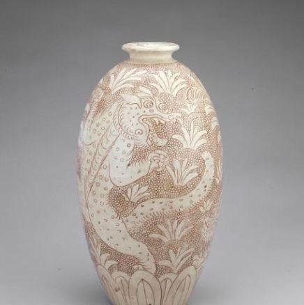 多瓶,缸等物,瓶底足外撇.