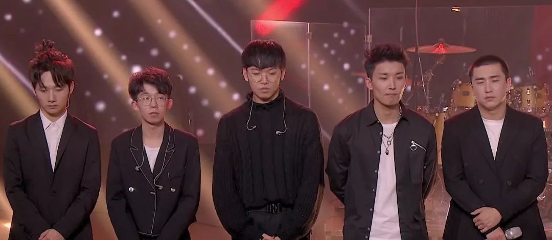 临时拼凑的"迷航乐队"最先出局,然后轮到郭采洁,白举纲的犬舍乐队