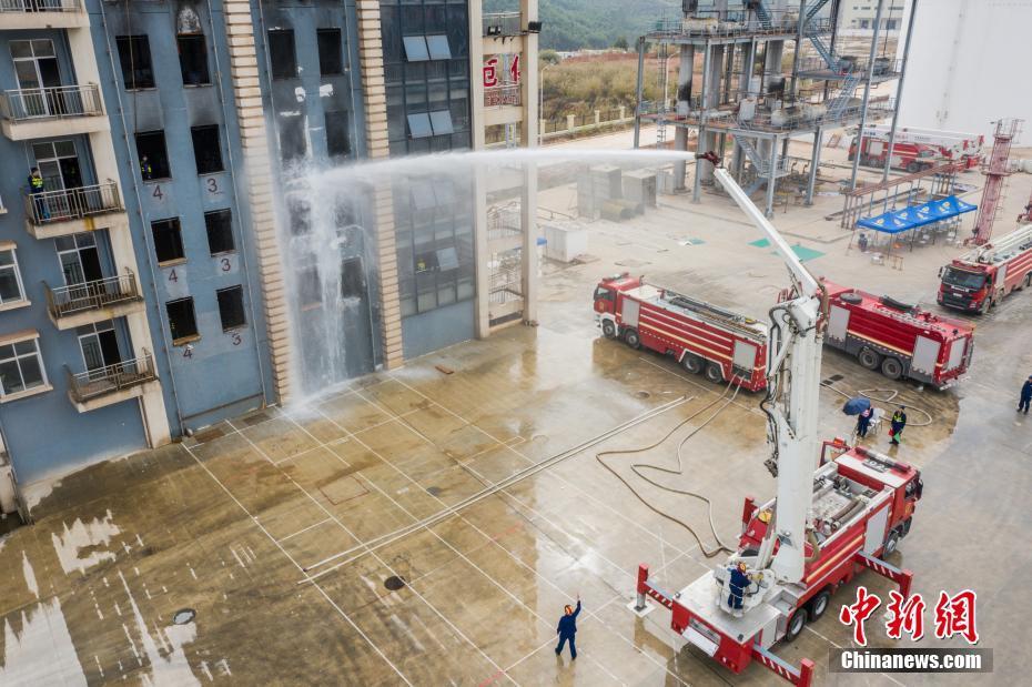 图为27日在广西(南宁)消防训练基地进行的举高喷射消防车精准射水比赛