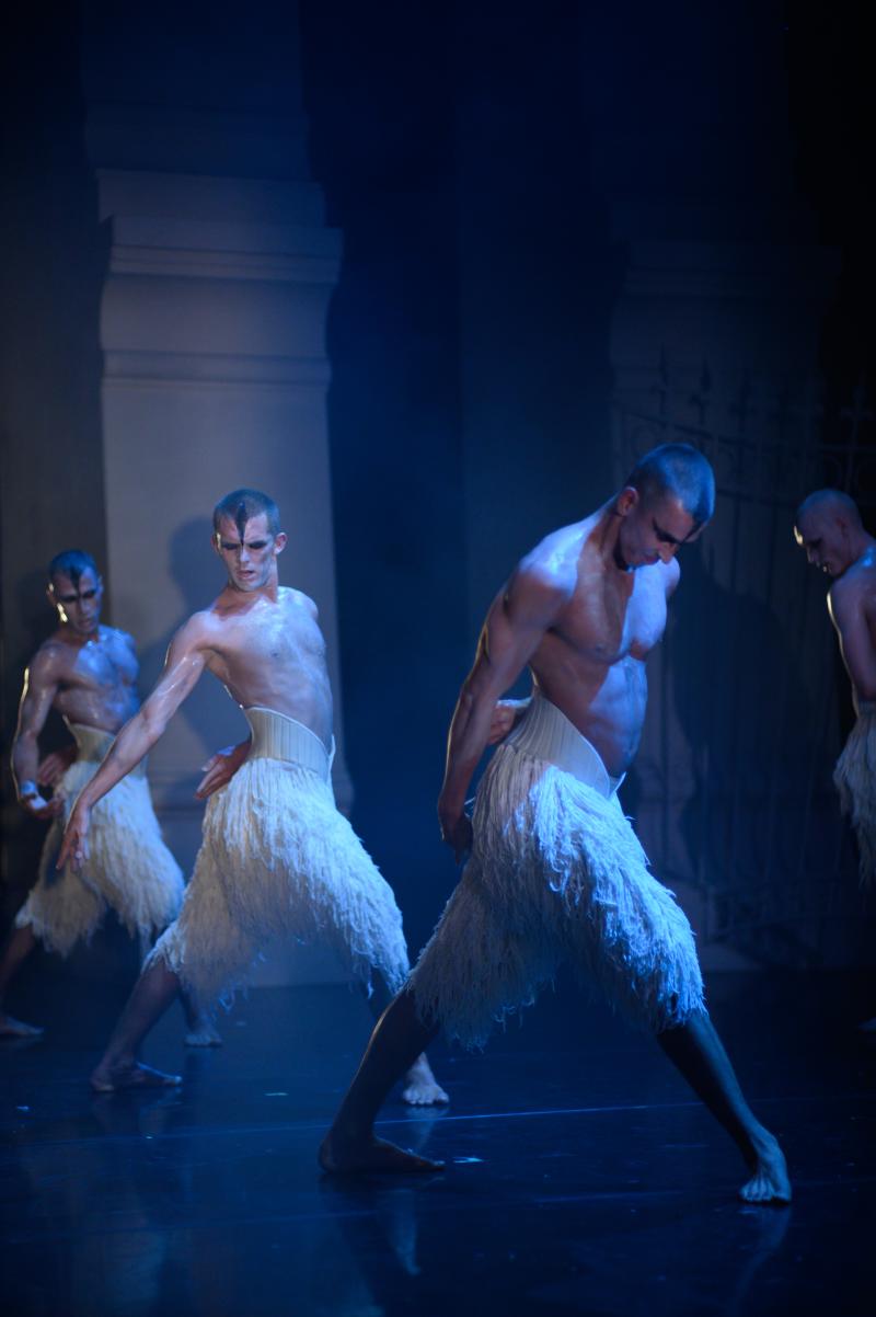 刷新三观的艺术体验阳刚外溢的男版天鹅湖台前幕后