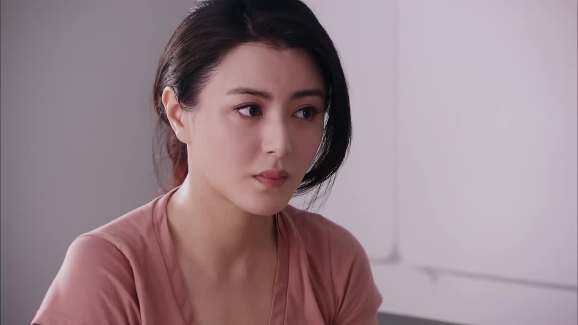 姐姐在睡觉,弟弟在一旁直勾勾的看着姐姐,姐姐上去就一巴掌