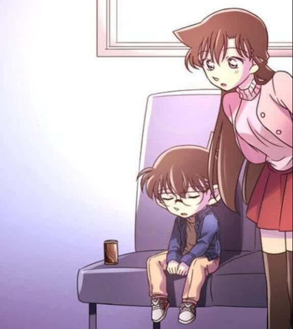 当发现柯南在沙发上睡着后,大家反应不一,但小兰的举动太甜了