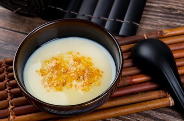 还有 店家真的是超良心的 豆花上淋上一勺厚厚的桂花酱 桂花酱没有纯