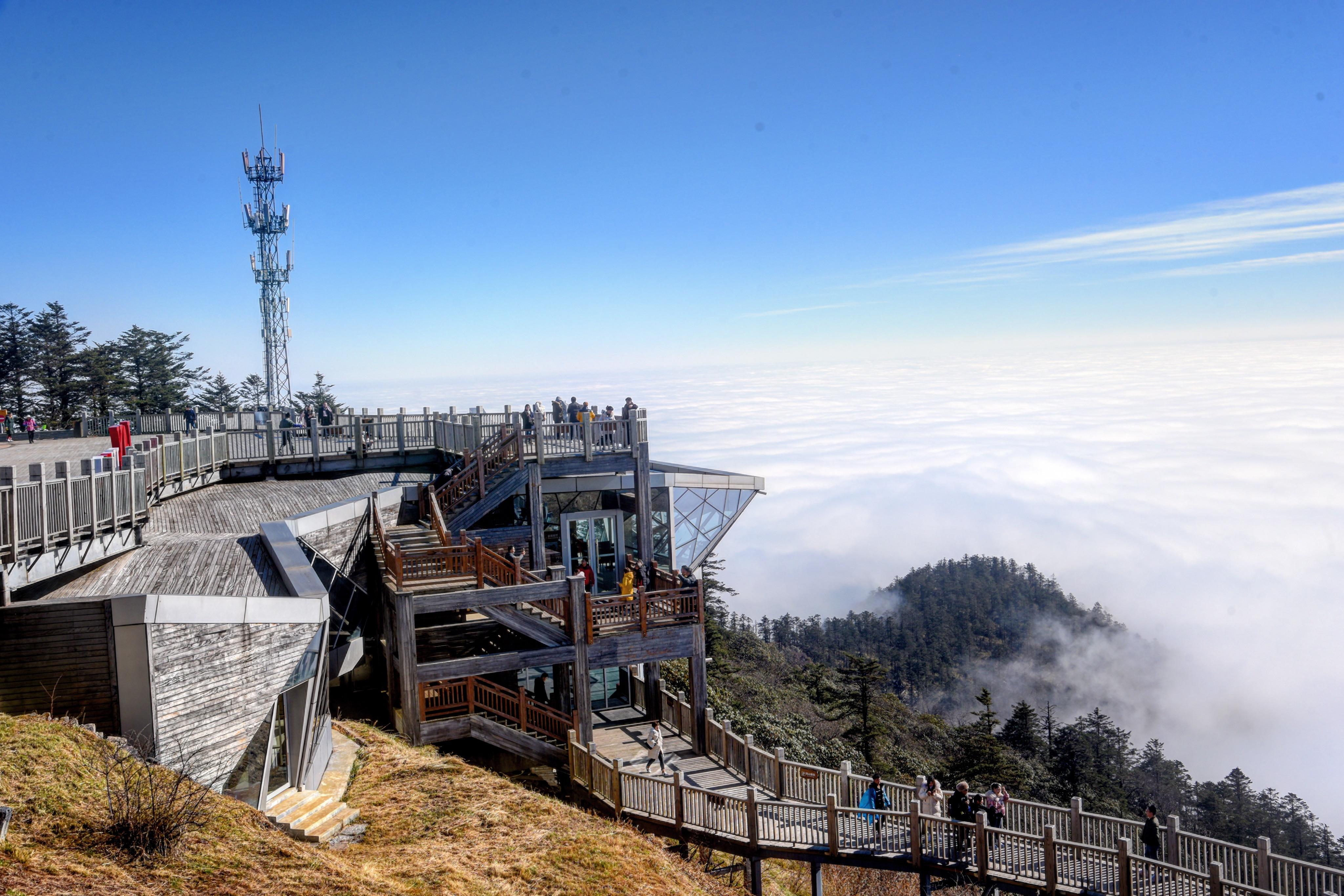 山腰漫天飞雪山顶却艳阳高照成都第一峰长这样