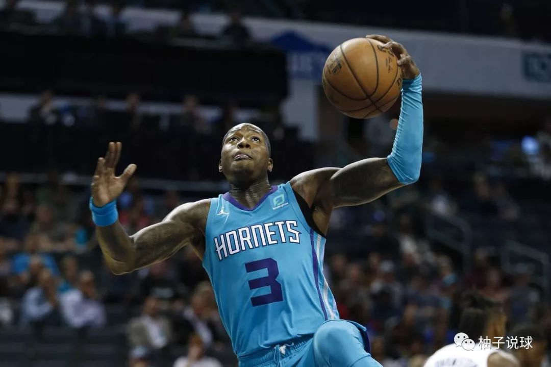 我摊牌了,我就是黄蜂老大 看这充满自信的出手 最后还不得靠布里奇斯