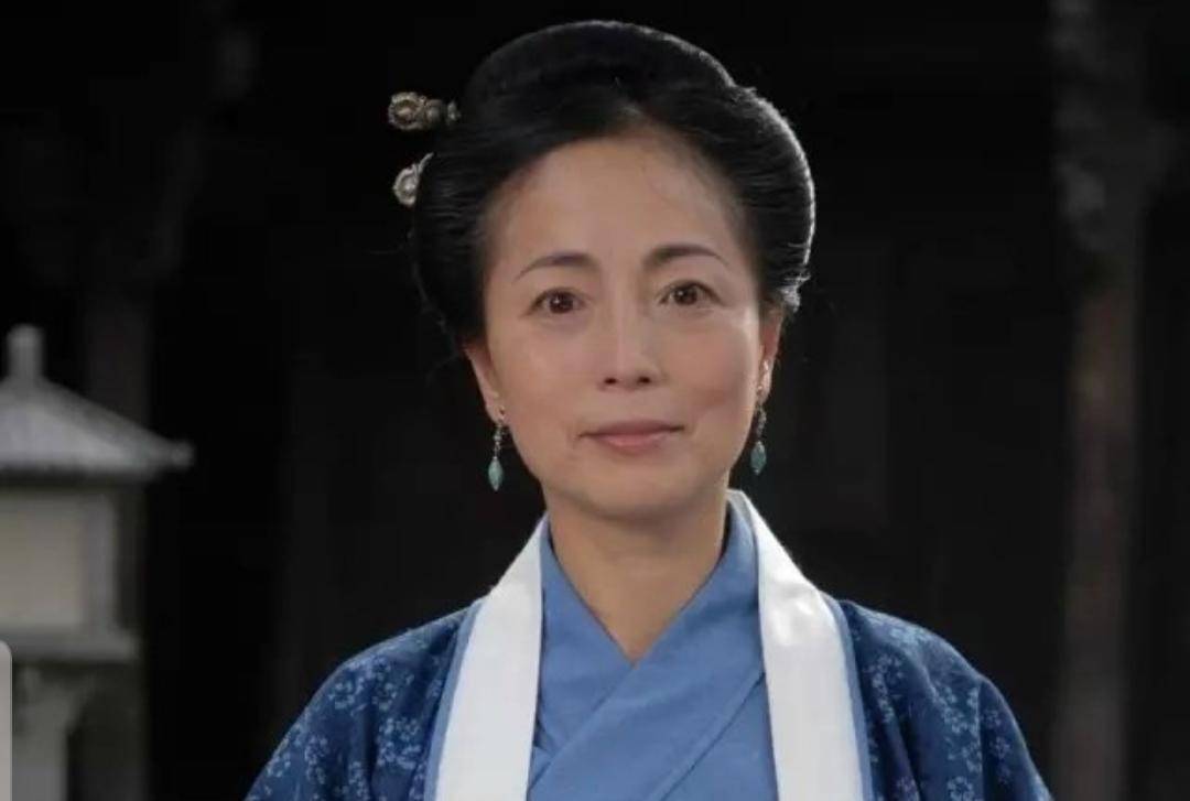 石榴姐苑琼丹56岁再出山自曝靠安眠药助眠只因太讲义气