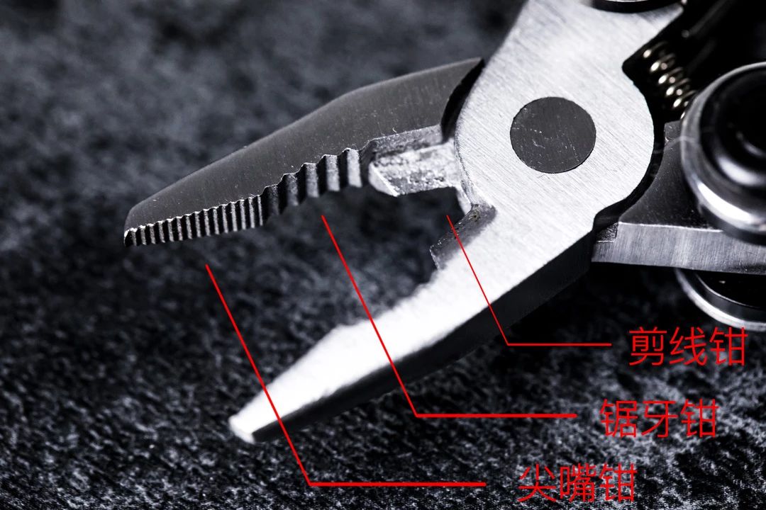 整体打开:尖嘴钳,剪线钳,锯牙钳,主刀,齿刃,勾刀/开罐器,开瓶器,木