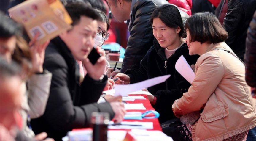 那些没有考研以及考研了等待成绩的大学生们已经在忙碌着找工作了,ta