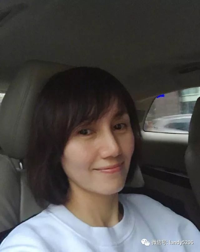 袁泉这才叫气质美,身穿简约造型彰显帅气与优雅,一笑又甜又治愈