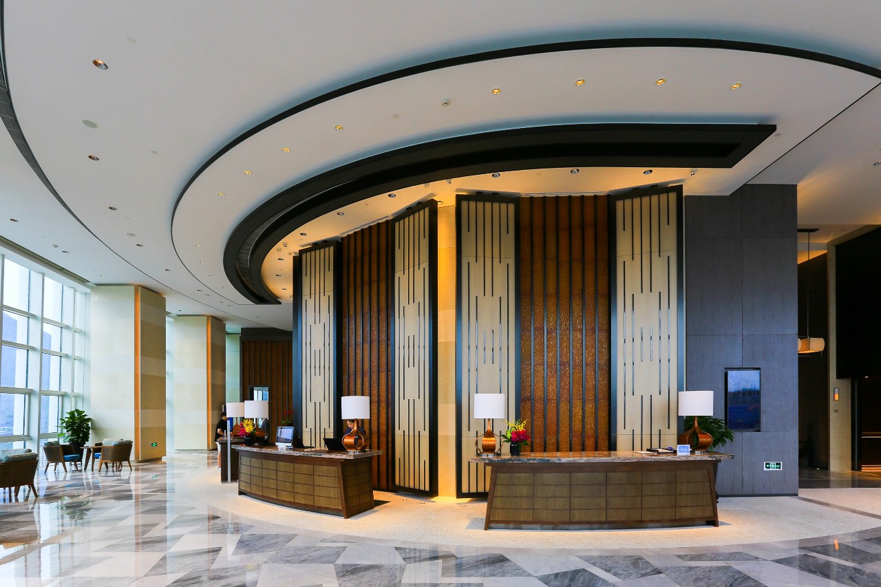 前台背景有点像窗外远处大山里纵横的森林