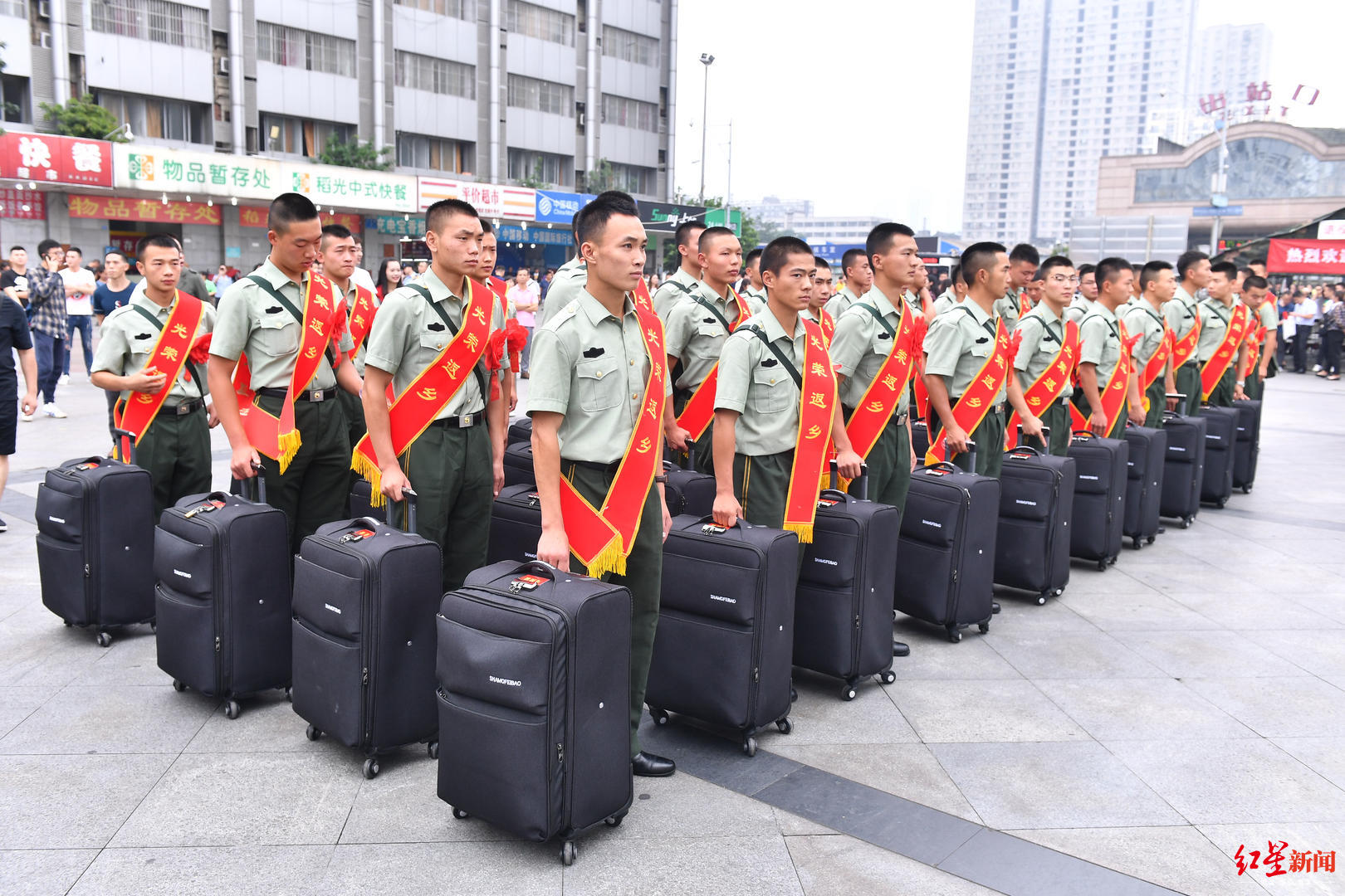 最后一次列队最后一次点名退役军人回成都这一幕触动人心