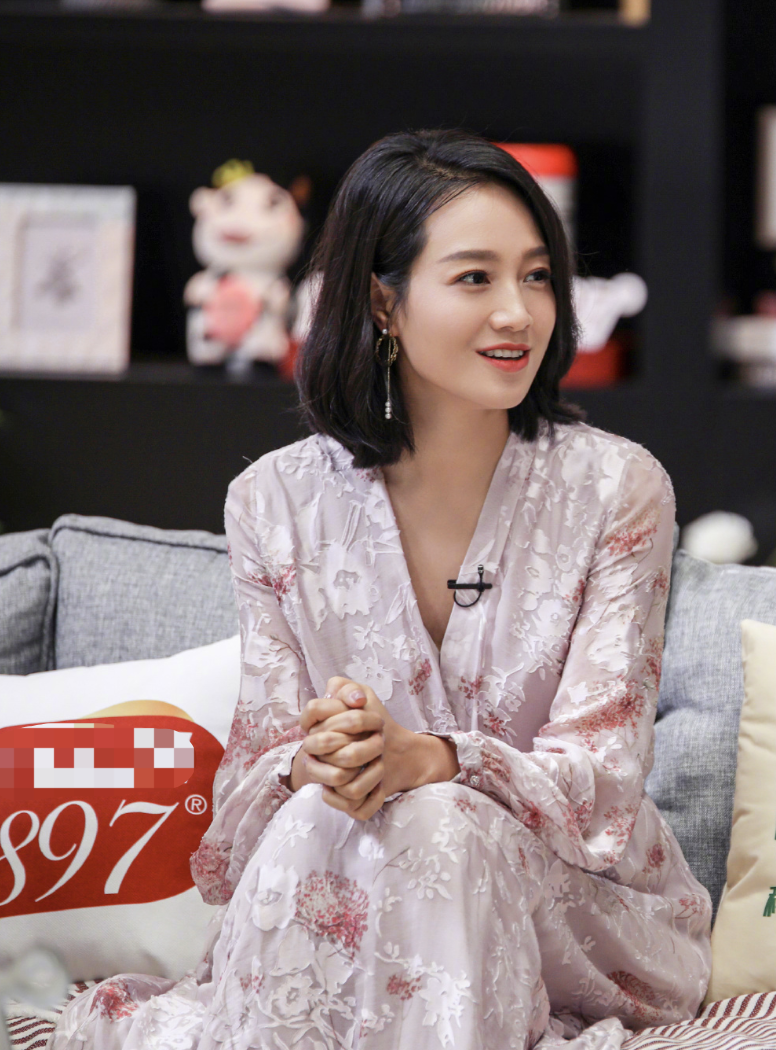 38岁朱丹罕露面,素颜照与节目中判若两人,回家带孩子后显老十岁