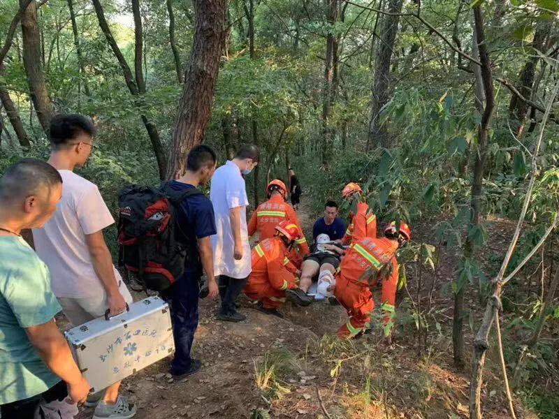 大一新生爬岳麓山拍照不慎坠崖,消防,医护人员和当地居民火速搜救