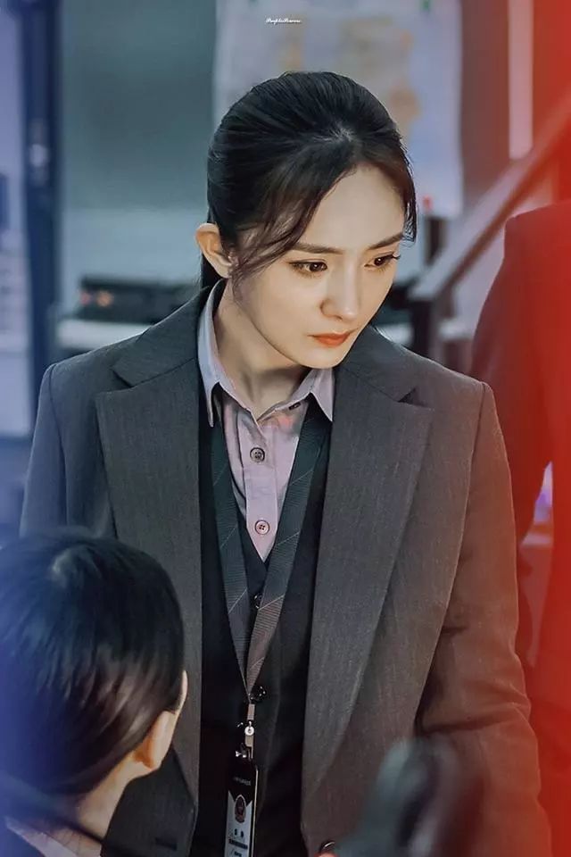 杨幂新剧《暴风眼》首曝