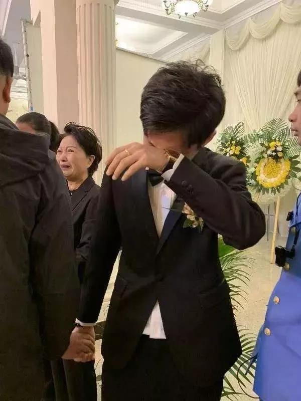 10月20日在大连市殡仪馆 举办了一场特殊的婚礼 而本该在婚礼上光彩