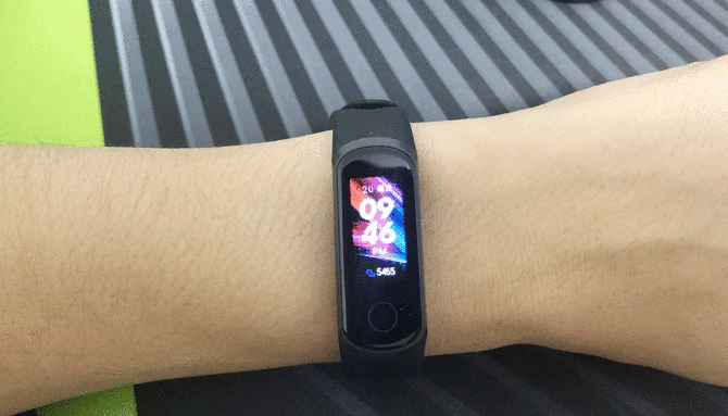 价格亲民的荣耀手环5i上手体验支持usb随充和健康监测运动指导