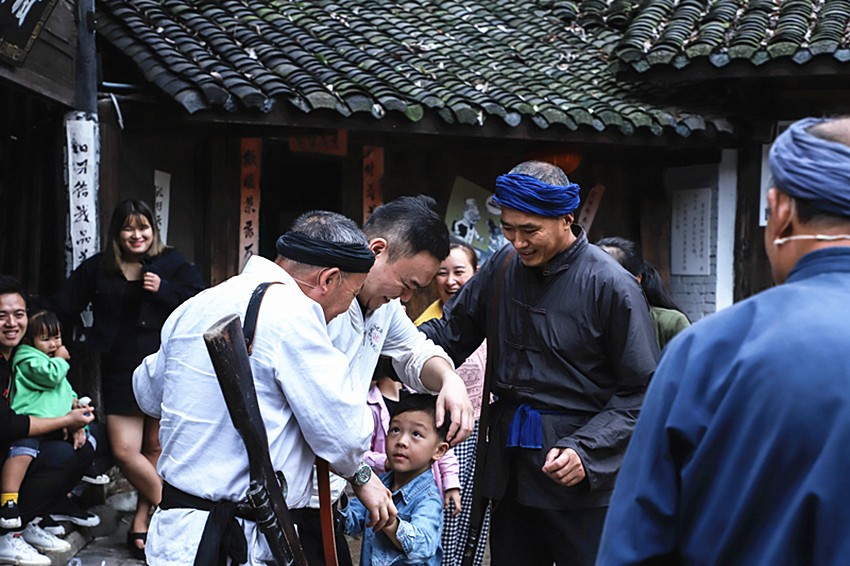 在龙隐镇还能这样玩?和潘大爷一起跳羌舞,帮王保长抓壮丁