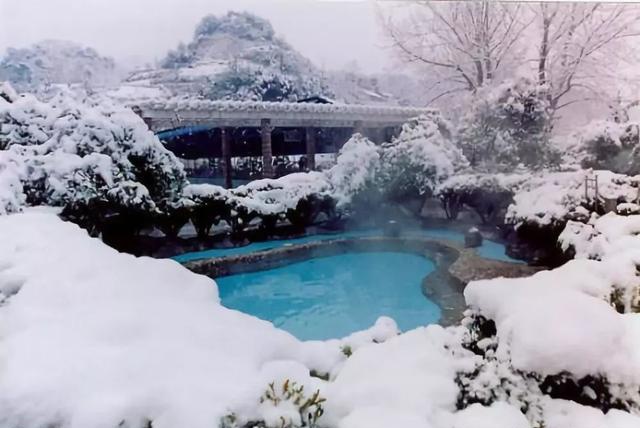 冒着热气的温泉和雪景 冰火两重天