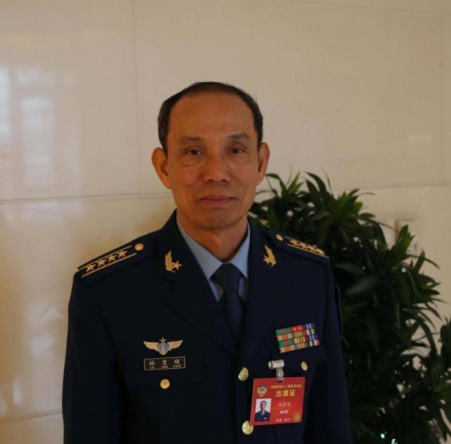 最初,台湾有一名飞行员.他的名字叫林贤顺.