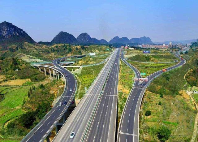 在高速公路上可以領略祖國的大好河山,城村風景,田原丘川,當然高速