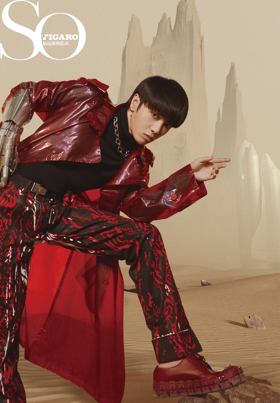 "火星少年"华晨宇最新大片 穿红色漆皮风衣挑战蘑菇头