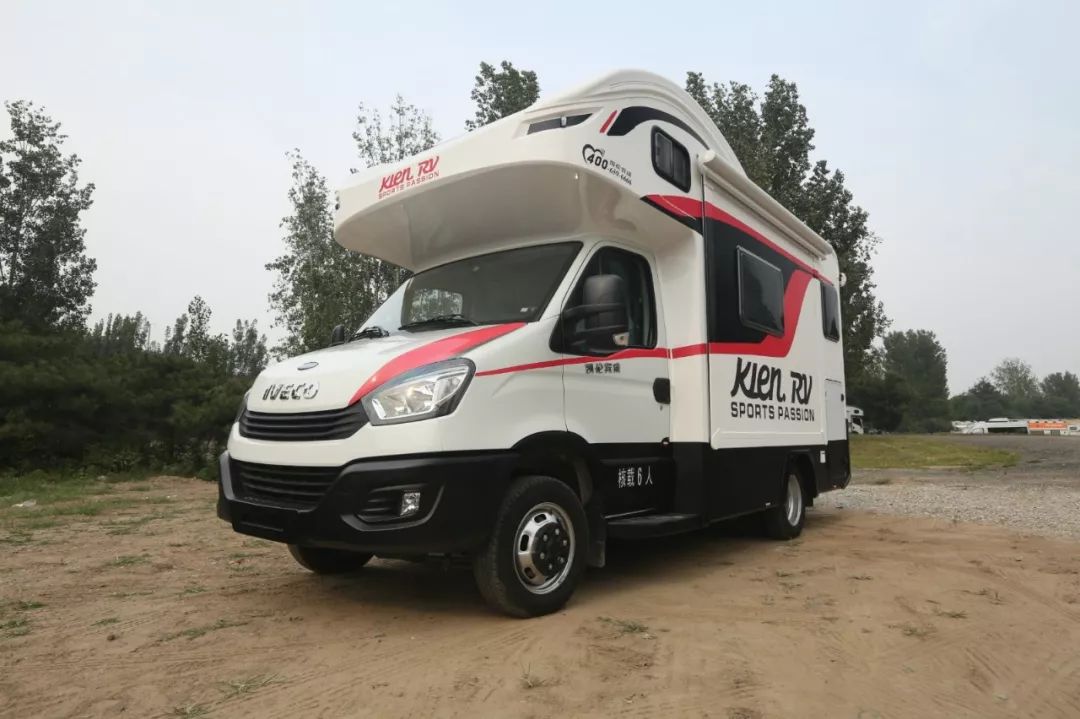凯伦宾威zk5043xlj7双拓展房车是以国产依维柯为基础平台研发的是一款