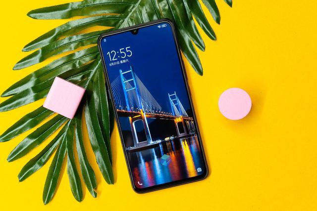 觉得刘海屏太过累赘iqoopro5g版灵动水滴屏让你赏心悦目