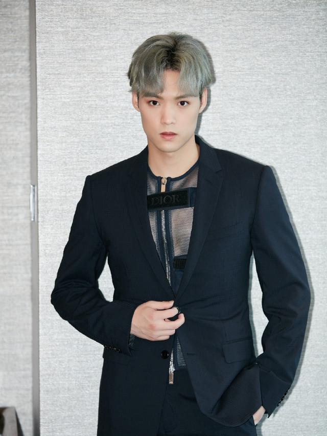 邓伦和董又霖罕见同台,董又霖和邓伦握手时,像牵着女孩的手