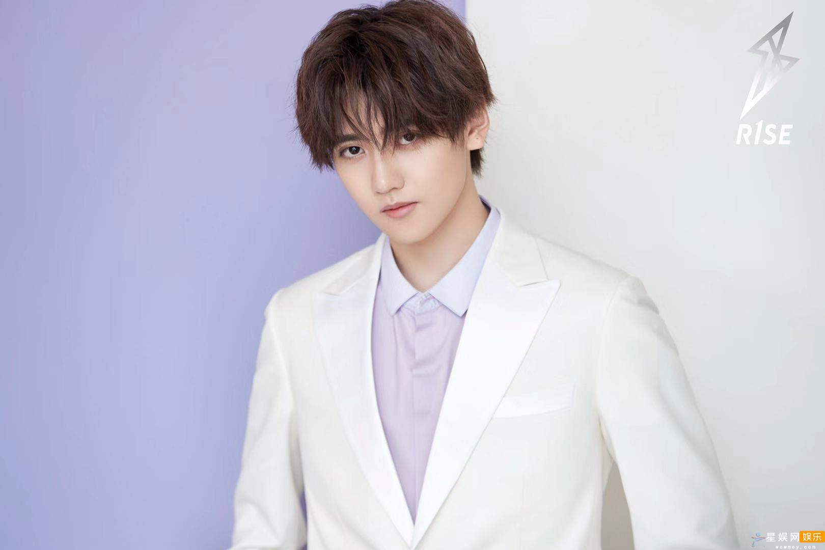 r1se成员焉栩嘉刘也出席活动 造型帅气与粉丝亲切互动