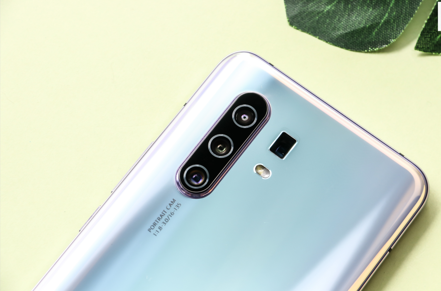 体验,这款手机配备了目前业界领先的1300万像素的5倍潜望式长焦镜头