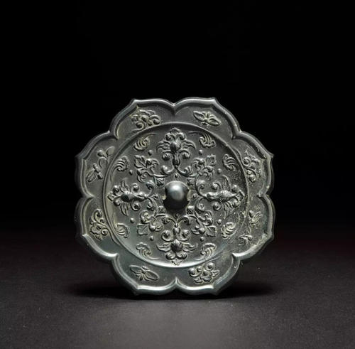 秘器,其中有八面古镜,这里面包括法家祖师铜镜,还有就是秦王照骨镜