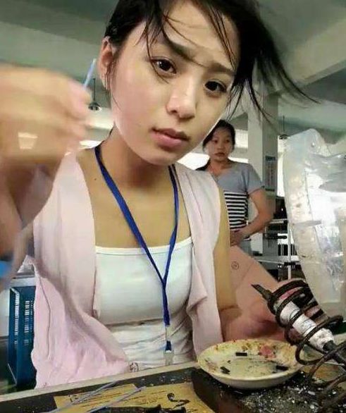 一个车间大概就那么五六个单身女性,而且僧多肉少,竞争十分激烈,女孩